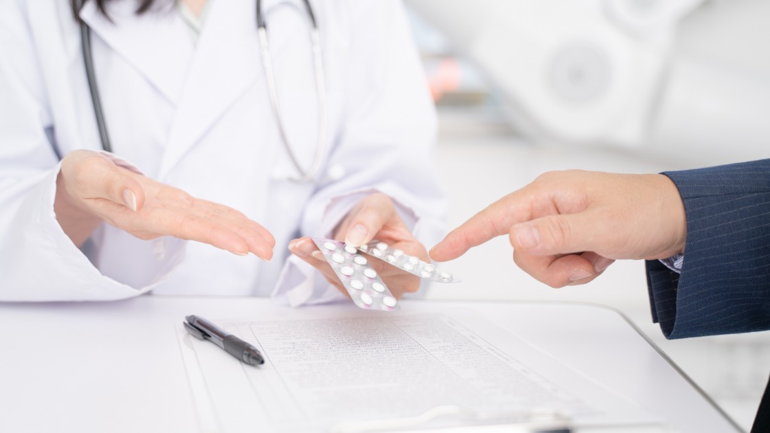 患者に薬の説明をする薬剤師