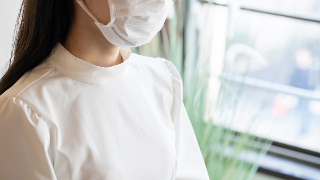 マスクをした女性
