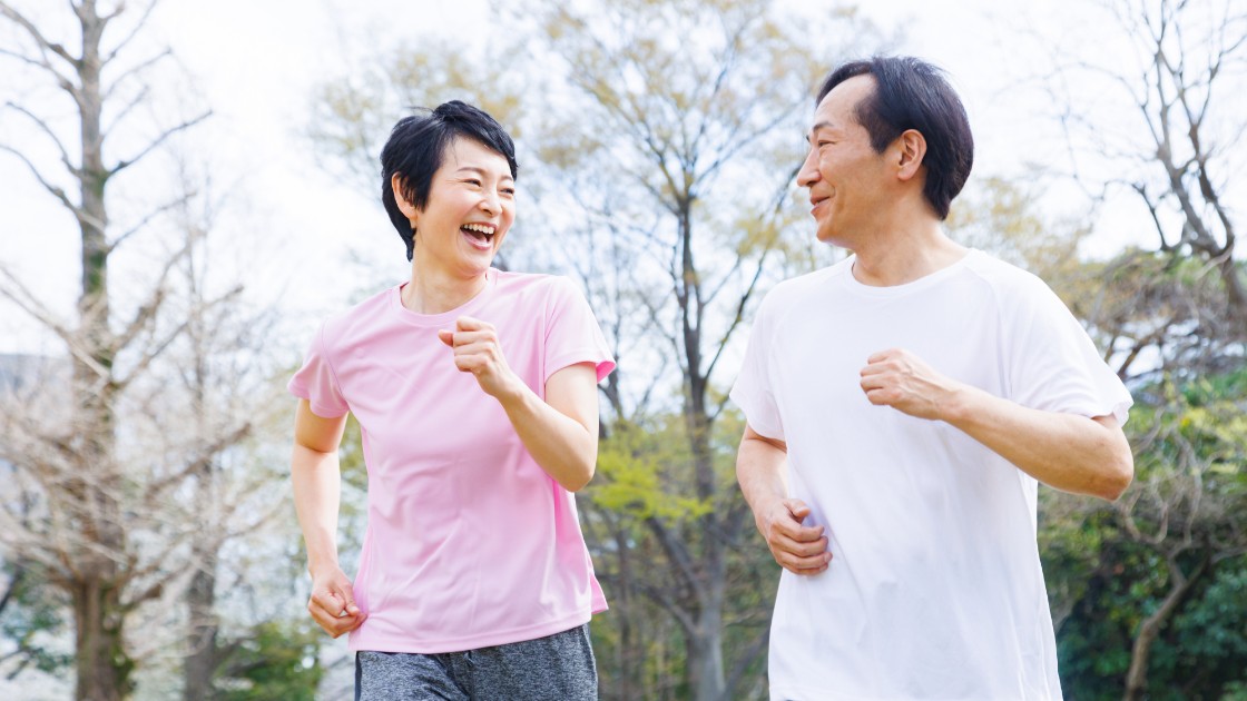 夫婦でジョギングをする様子