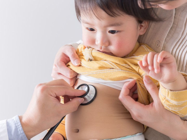 聴診器を当てられる幼児