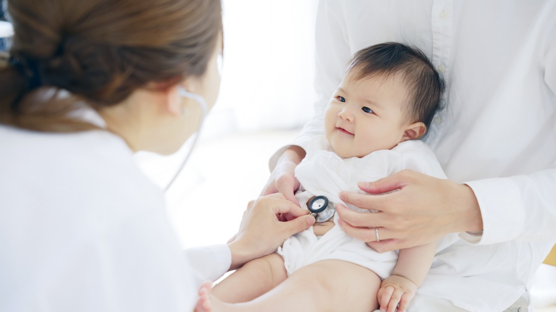 医師に聴診器で診られる乳幼児