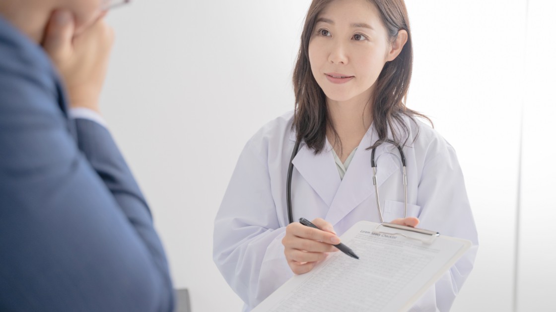 問診表の内容を説明する女性医師